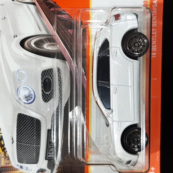 '18 Bentley Bentayga White Matchbox 2023 MBX Metro Collection Diecast Car - Picture 3 of 11